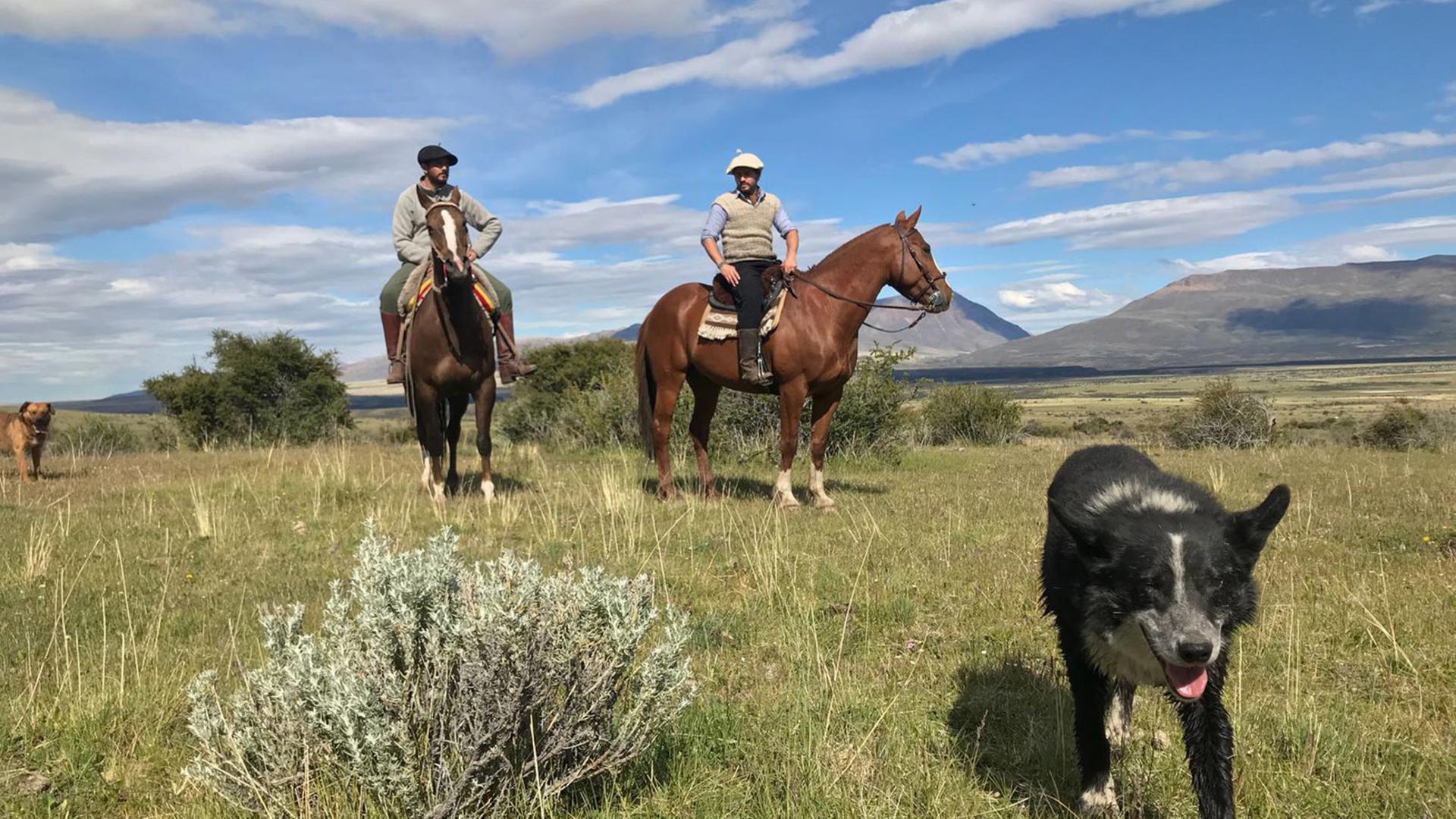 "Magische Anden - Argentinien und Chile - Der Süden": Santiago Richards und sein Freund auf der Suche nach Wildpferden in den patagonischen Anden.
