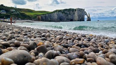 Ein Steinstrand an einer Steilküste.