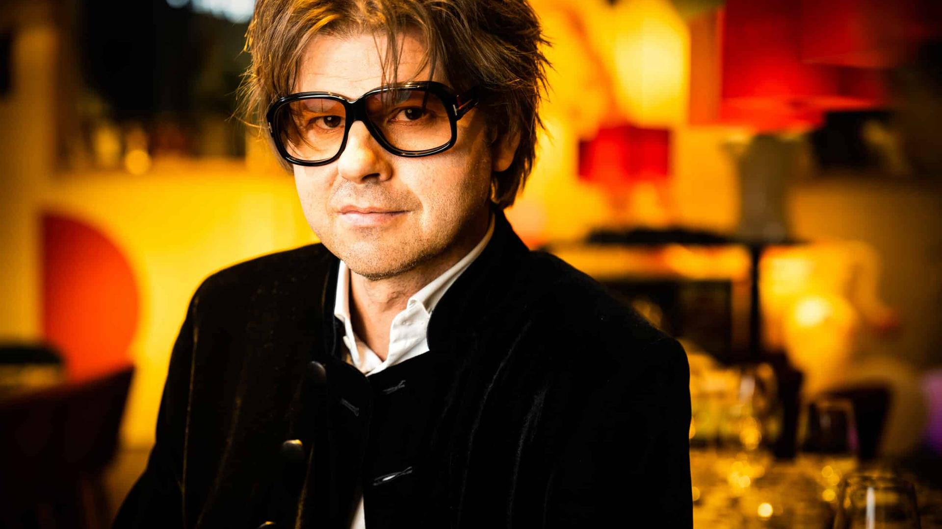 Magnus Lindgren, halbtotal mit "Straight-out-of-bed"-Frisur und einer übergroßen Brille, gelassen in die Kamera schauend.