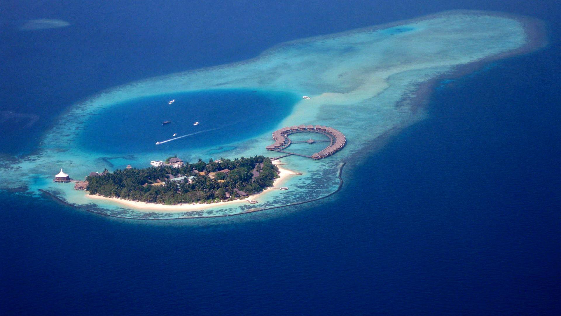  Im Ari-Atoll finden sich zahlreiche der teuersten Luxusressorts, wie das Conrad-Rangali. Wasserbungalows kosten hier bis zu 12.000 US-Dollar die Nacht. Ein strenges Gesetz zum Schutz der Fischbestände auf den Malediven.