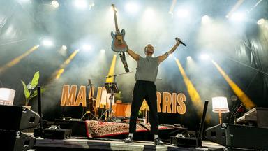 Der Sänger und Gitarrist Malik Harris auf der Bühne in Hammelburg