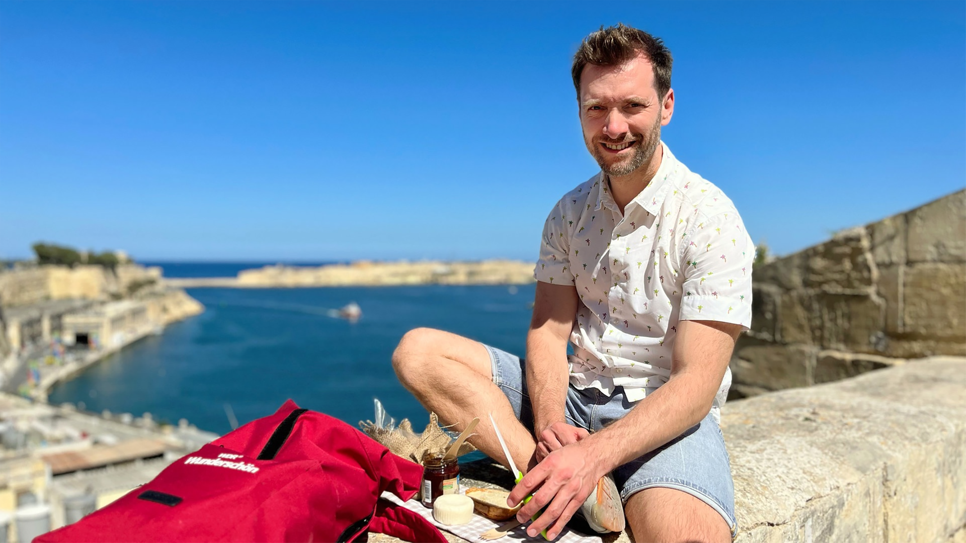 Daniel Aßmann bei einem kleinen Picknick mit maltesischen Spezialitäten und Blick auf den Hafen von Valletta