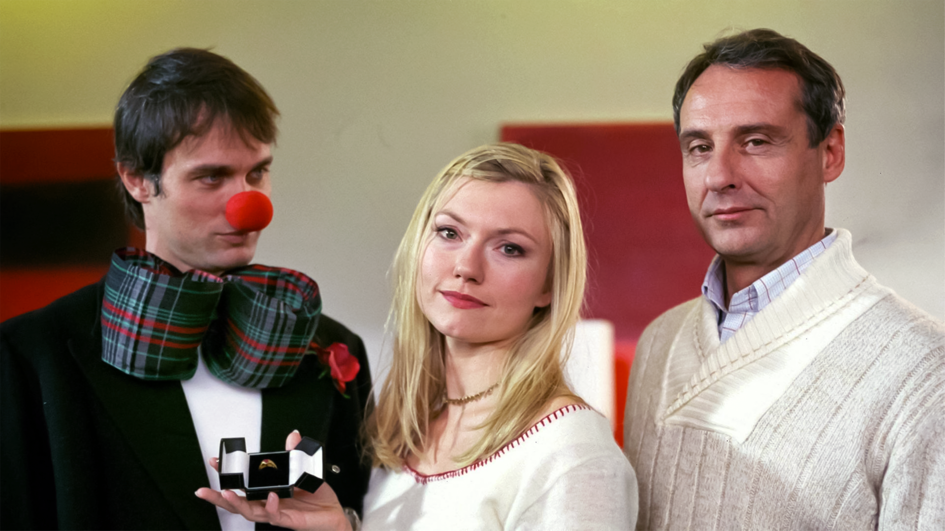 Die arme Leonie (Johanna Christine Gehlen) steht zwischen zwei Männern: Ihr Herz neigt zu dem sympathischen Oliver (Ralf Bauer), während ihr Verstand zu dem wohlhabenden Kai (Daniel Friedrich) tendiert.