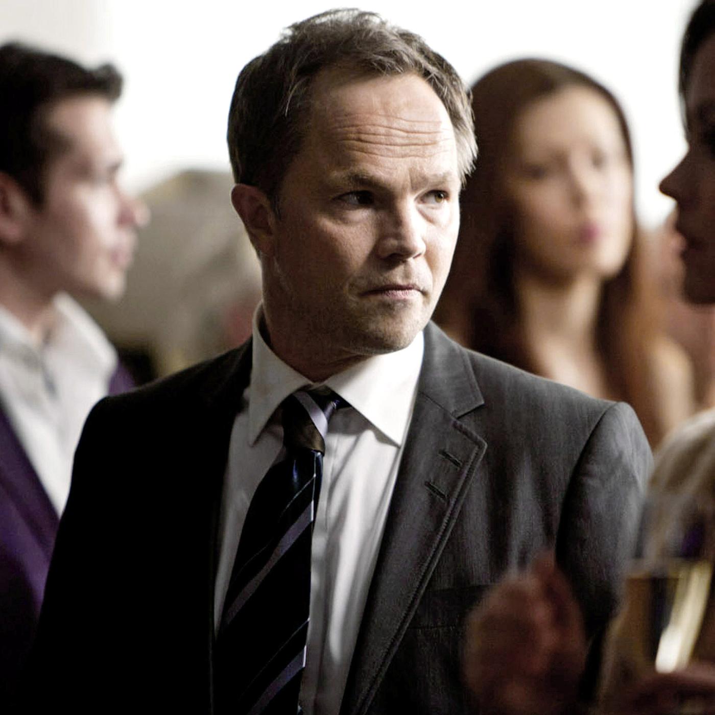 Ein Mann schaut konzentriert in den Raum