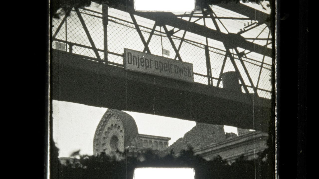 Ein Schild an einer Bahnbrücke