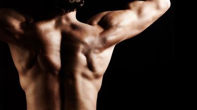 Rückansicht von muskulösem Mann