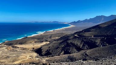 Der scheinbar unendliche Strand von Cofete. Abgeschieden gelegen hinter einem Bergmassiv im Süden der Insel Fuerteventura.
