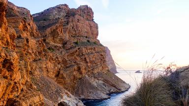 Ansicht einer Steilküste im Sonnenuntergang.