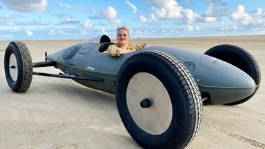 Eine Frau in einem Hotrod.