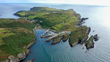 Luftansicht einer Küstenlandschaft.