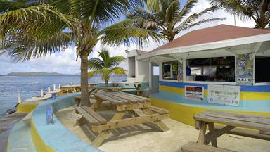 Ein Strandkiosk auf einer künstlich angelegten Insel in der Karibik.