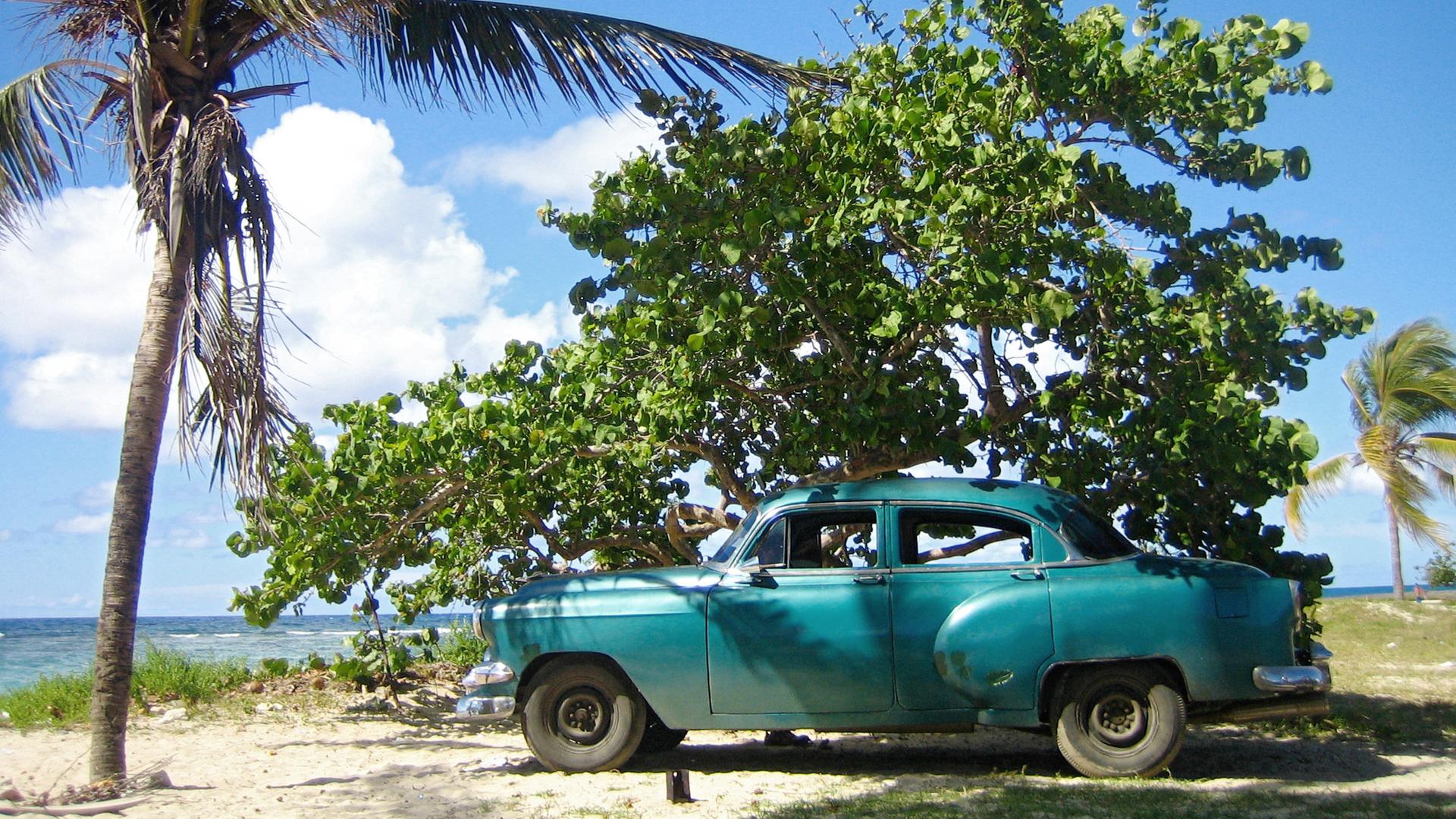 Auf der Insel scheint die Zeit stehen geblieben zu sein, zu sehen ein Auto am Strand.