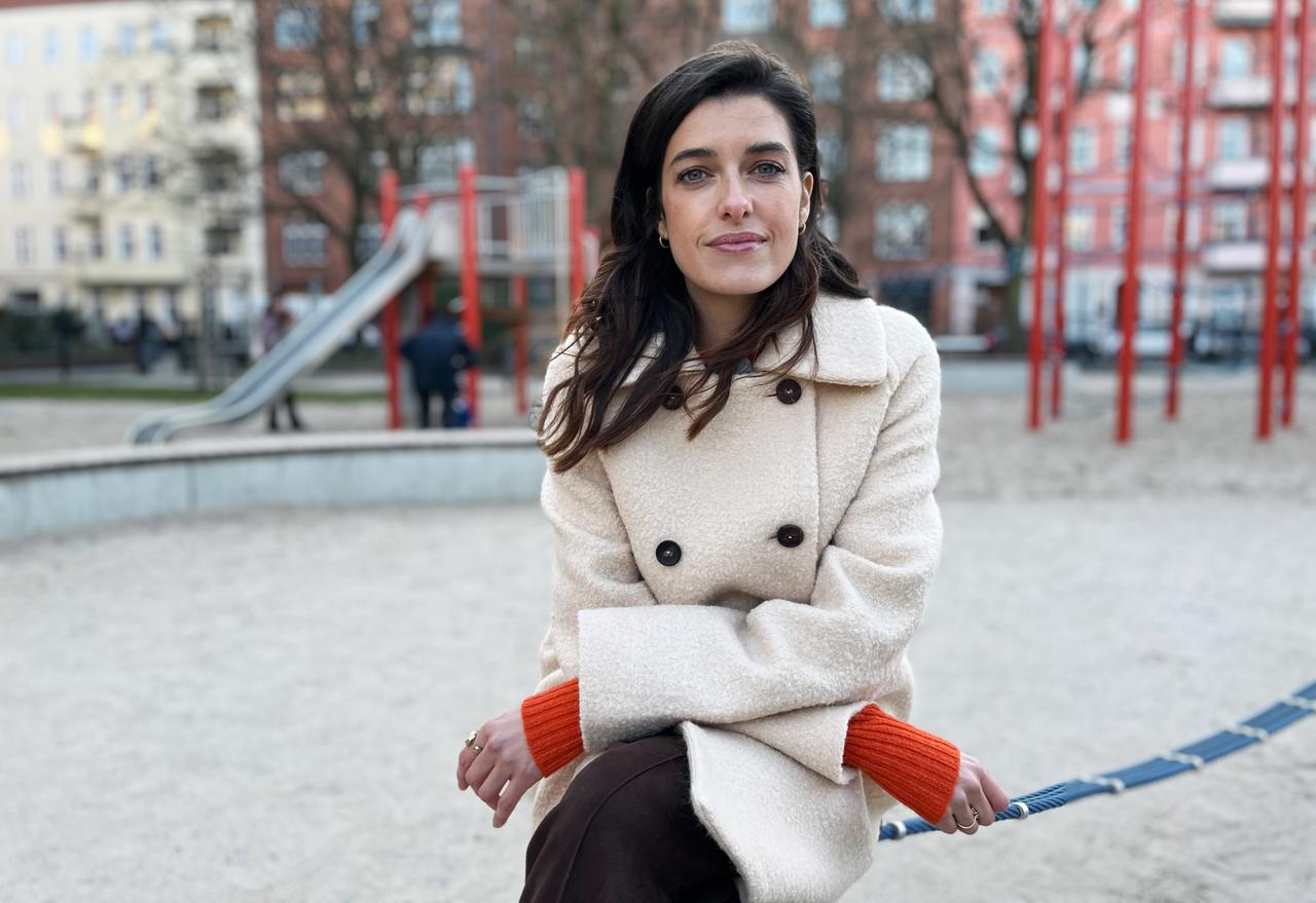 Marie Nasemann vor einem leeren Spielplatz.