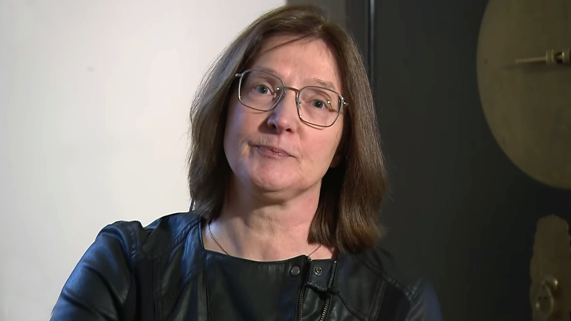 Eine Frau mit schulterlangen Haaren und Brille schaut in die Kamera.