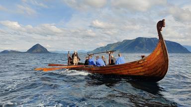 Wikingerschiff von Arne Tunheim, mit Crew vor der Insel Godoya.