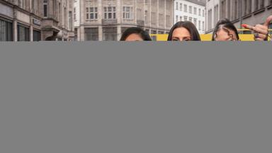 Moderatorin Salwa Houmsi, Rapperin Mariybu und Collien Fernandes stehen selbstbewusst vor einer Demonstration für Frauenrechte.