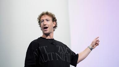 Mark Zuckerberg spricht auf der Bühne.