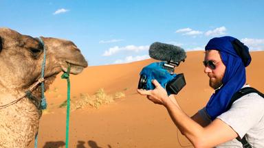 Kameramann Jonas Heil bei den Dreharbeiten in der Wüste Erg Chebbi.