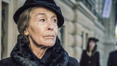 Eine ältere Dame auf der Straße.