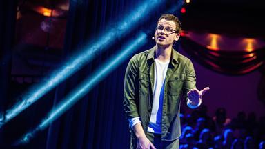 "Martin Frank - Live auf der Bühne! - Höhepunkte aus "Einer für Alle - Alle für Keinen": Pressebild der Aufzeichnung Martin Frank Kabarett Solo im Circus Krone.