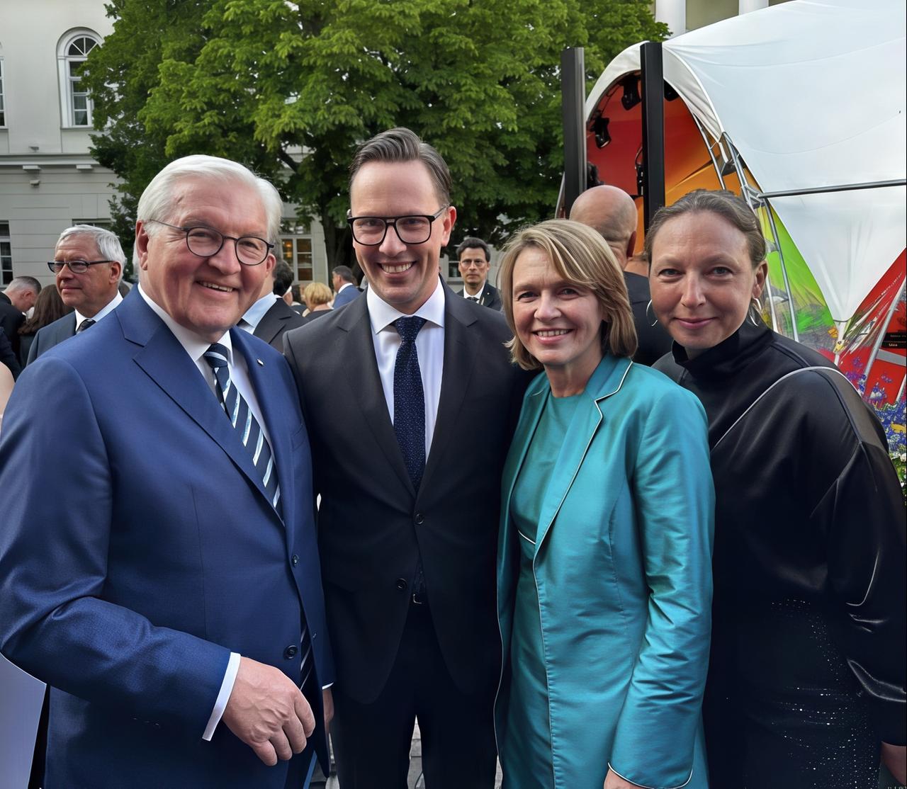 Gruppenfoto mit zwei Männern im Anzug und zwei Frauen.