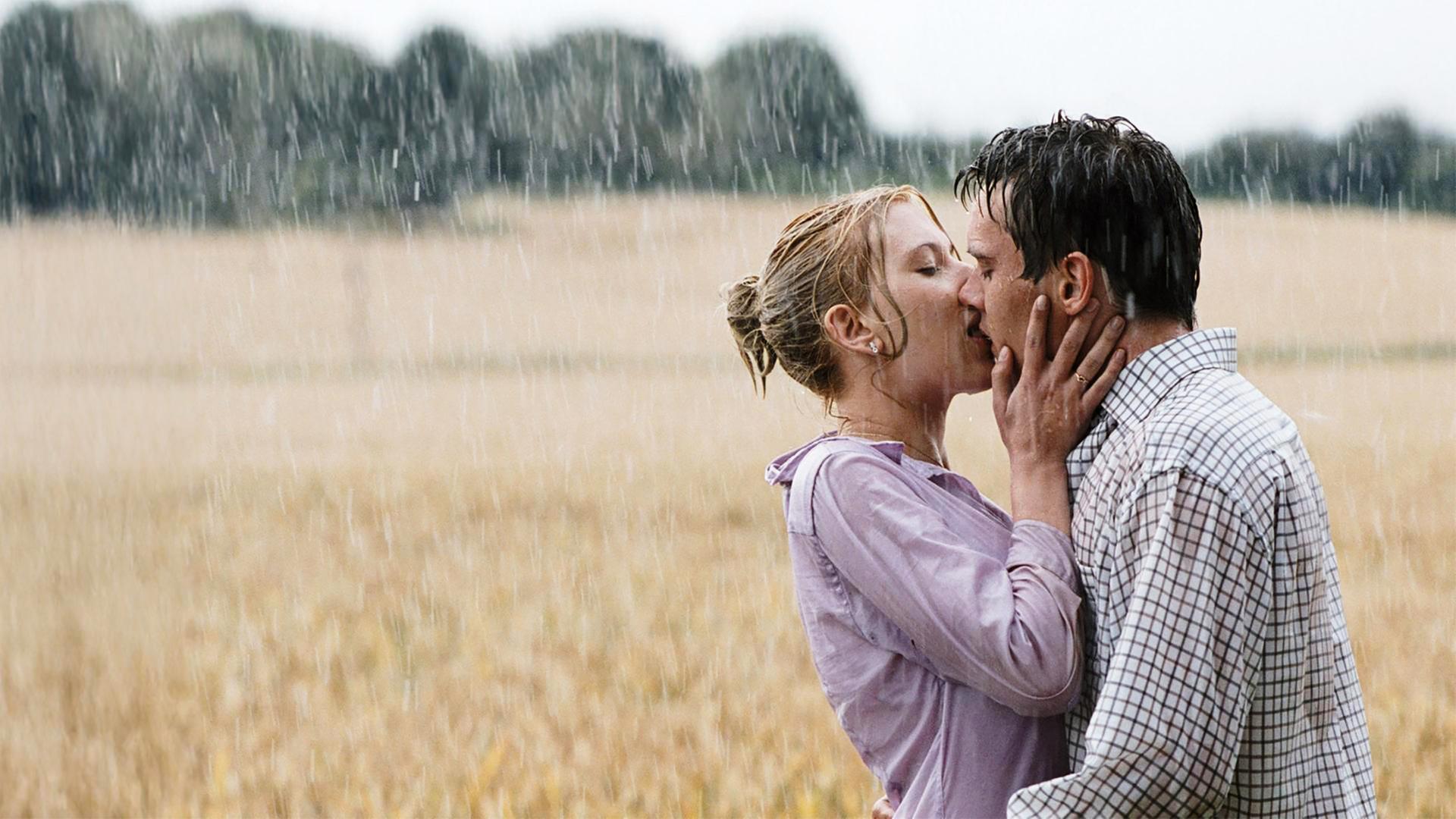 Eine Frau (Scarlett Johansson) und ein Mann (Jonathan Rhys Meyers <https://eur01.safelinks.protection.outlook.com/?url=https%3A%2F%2Fwww.google.com%2Fsearch%3Fsca_esv%3Dd11ba7484cdf09fb%26rlz%3D1C1GCEA_enDE1190DE1191%26biw%3D1366%26bih%3D529%26q%3DJonathan%2BRhys%2BMeyers%26stick%3DH4sIAAAAAAAAAONgFuLUz9U3MEvPyrZU4gIxDcuqKnILtYSyk6300zJzcsGEVXJicckiVhGv_LzEkozEPIWgjMpiBd_UytSiYgBN2QSFRAAAAA%26sa%3DX%26ved%3D2ahUKEwiDlYrMqPyUAxUYRfEDHfCeJ9kQ9OUBegQIIxAC&data=05%7C02%7C3satonlineGrafik%40zdf.de%7Ca019500c793c45e16c9d08dec6d1bc5b%7C6725721fbd874b29a9be94b6260500e3%7C0%7C0%7C639166801325123008%7CUnknown%7CTWFpbGZsb3d8eyJFbXB0eU1hcGkiOnRydWUsIlYiOiIwLjAuMDAwMCIsIlAiOiJXaW4zMiIsIkFOIjoiTWFpbCIsIldUIjoyfQ%3D%3D%7C0%7C%7C%7C&sdata=FqhWn5dDeFWQ281oS5aHO2VARIsrEpncfhu84WvPKVU%3D&reserved=0> ) )küssen sich im Regen