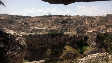 Die Ansicht von Matera aus einem Höhleneingang hinaus.