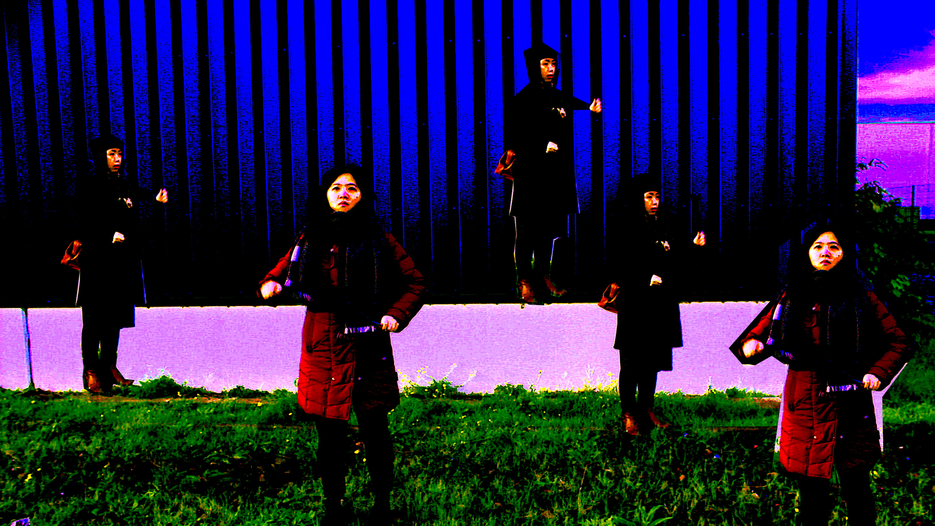 Meherere Personen auf einer Wiese.