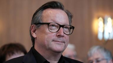 Porträtphoto eines Mannes mit Brille