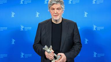 Matthias Glasner mit dem Silbernen Bären für das beste Drehbuch für "Sterben" hinter der Bühne während der Preisverleihung bei den 74. Internationalen Filmfestspielen Berlinale