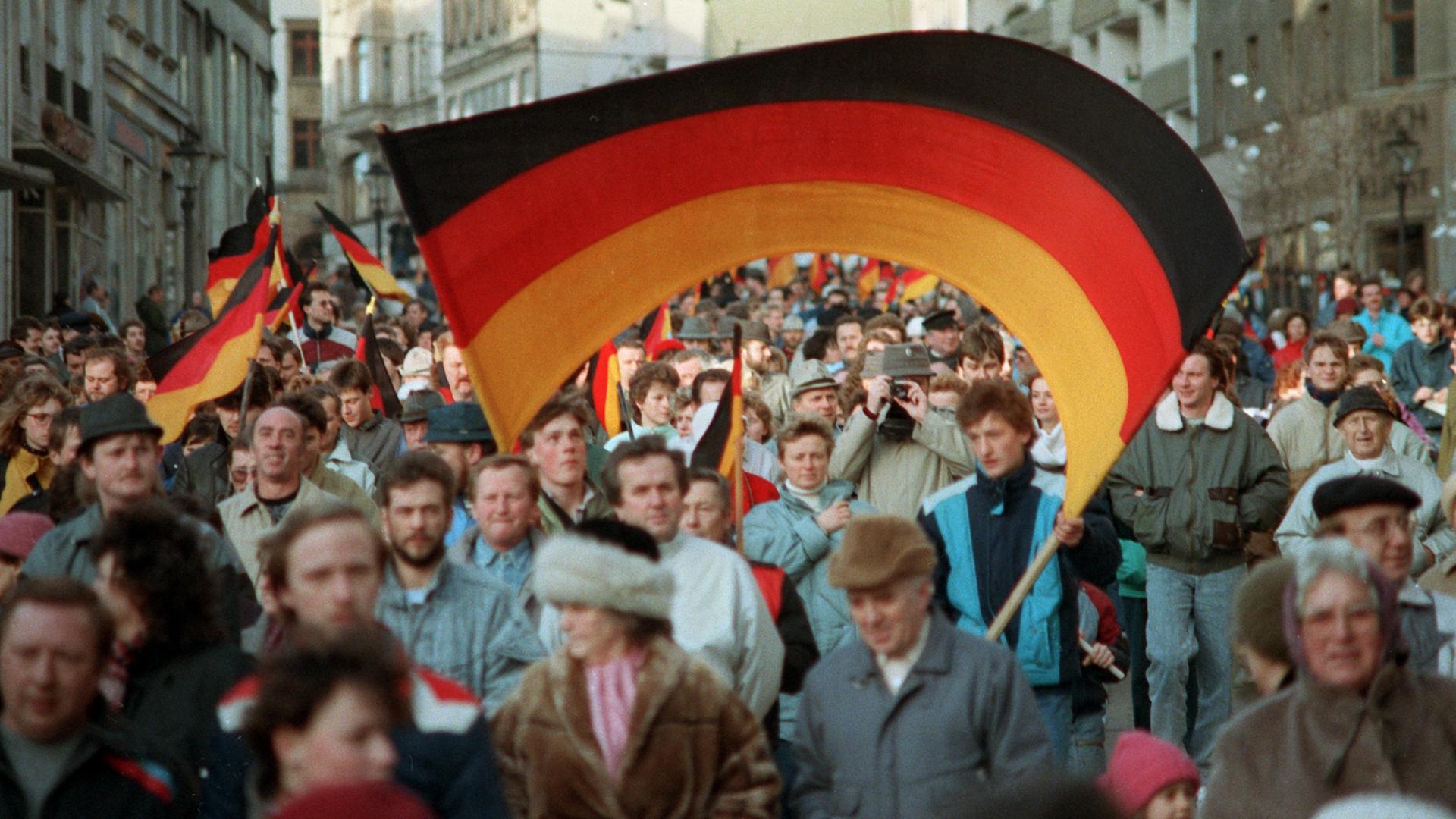 Mauerfall: Demo in der DDR für Wiedervereinigung