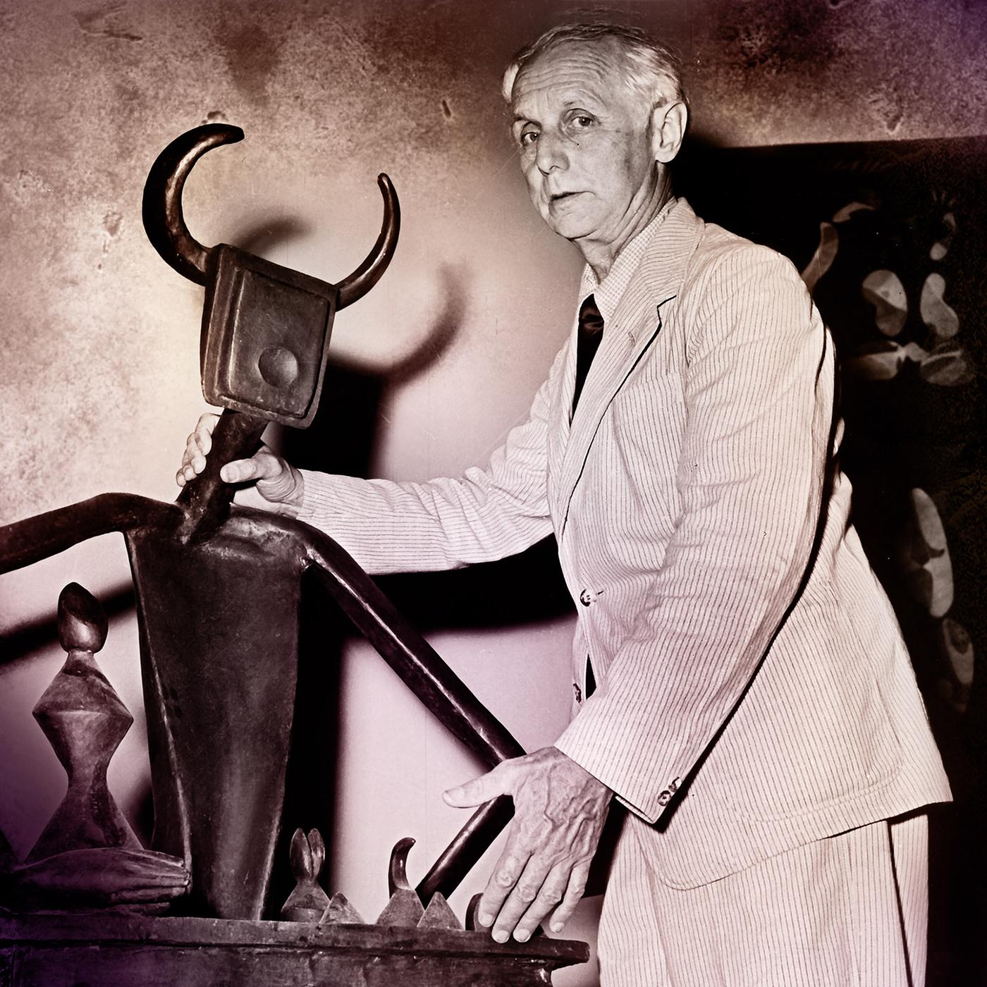 Max Ernst und seine Bronzefigur "Der König spielt mit der Königin". Das Bild ist schwarz-weiß. Aufgenommen in Venedig 1954.