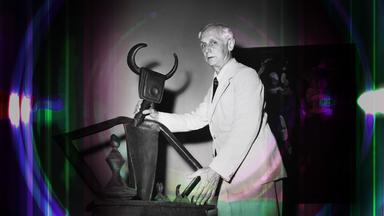 Max Ernst und seine Bronzefigur "Der König spielt mit der Königin". Das Bild ist schwarz-weiß. Aufgenommen in Venedig 1954.