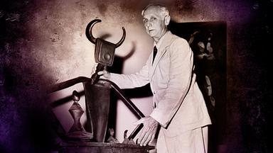 Max Ernst und seine Bronzefigur "Der König spielt mit der Königin". Das Bild ist schwarz-weiß. Aufgenommen in Venedig 1954.