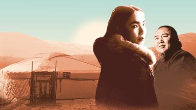 Porträt von einer Frau und einem Mann vor der Wüste. Neben ihnen ist ein großes Zelt zu sehen.