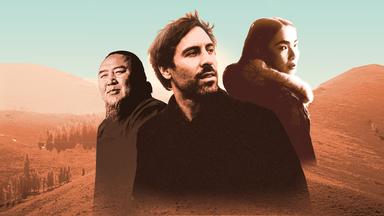 Ein Porträt von Max Giesinger mit einem Mann links und einer Frau rechts von ihm. Im Hintergrund ist die mongolische Steppe zu sehen.