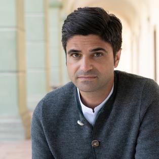 Maximilian Grill als Pfarrer Tonio Niederegger