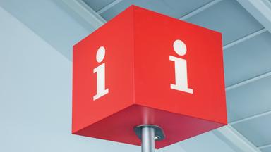 ein roter Infopoint-Kubus mit einem weißen i