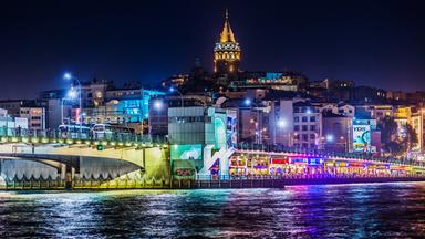 Bunte Nachtbeleuchtung am Wasser