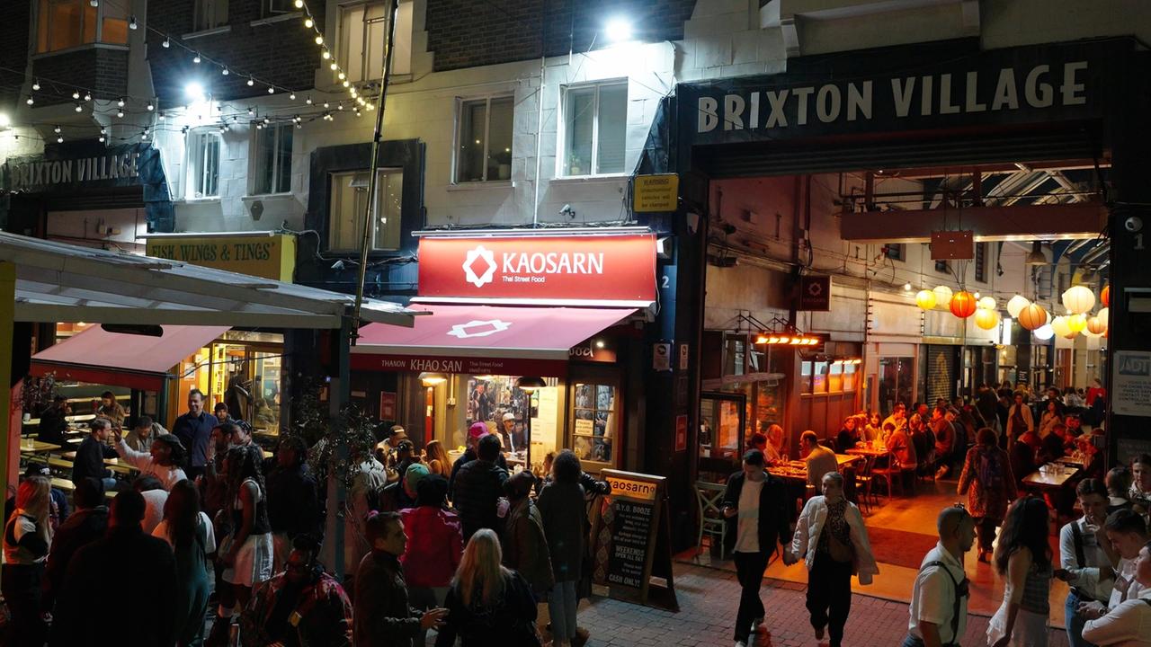 "Megacitys – Wenn es Nacht wird in London": Viele Menschen sind nachts in einer Straße mit mehreren Pubs mitten im Stadtteil Brixton Village unterwegs.