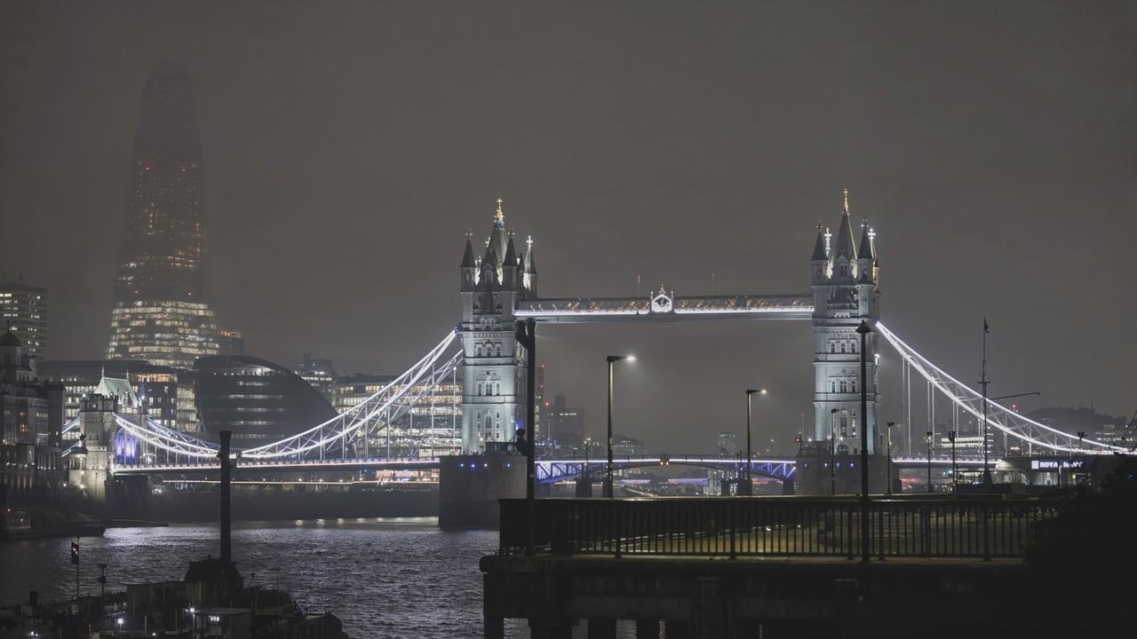 "Megacitys – Wenn es Nacht wird in London": Blick auf London bei Nacht mit der beleuchteten Tower Bridge und mit Nebel im Hintergrund