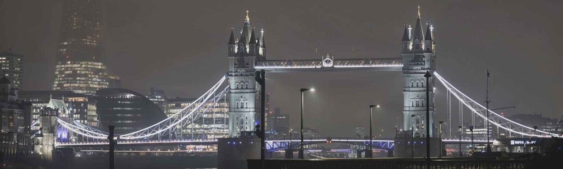 "Megacitys – Wenn es Nacht wird in London": Blick auf London bei Nacht mit der beleuchteten Tower Bridge und mit Nebel im Hintergrund