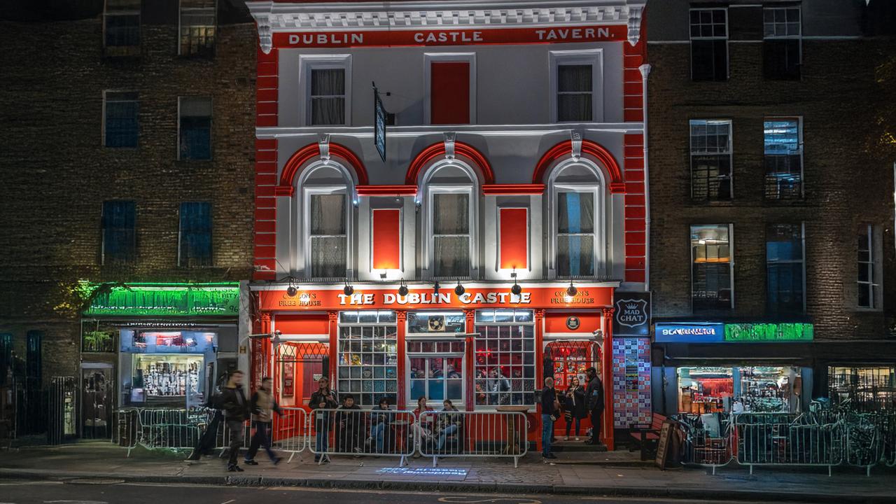 "Megacitys – Wenn es Nacht wird in London": Mehrere Personen stehen nachts vor dem Londoner Pub "The Dublin Castle".