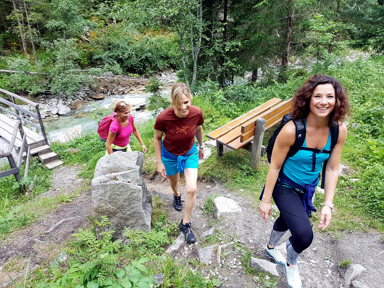 Drei Frauen beim Wandern