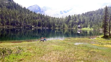 Zwei Frauen auf einer Wiese.