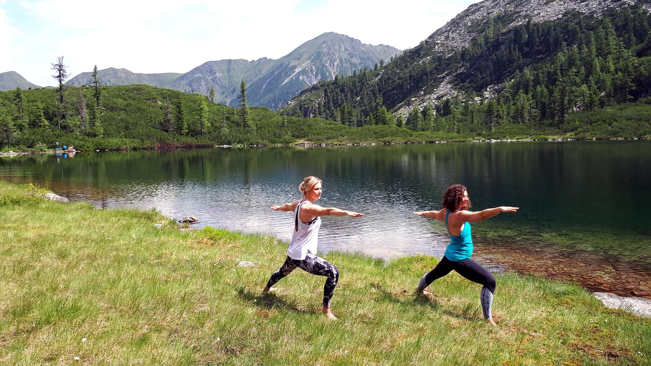Zwei Frauen auf einer Wiese.