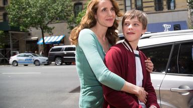 "Katie Fforde: Mein Sohn und seine Väter": Karen Wood (Julia Malik) umarmt ihren Sohn Luke (Finn Fiebig) innig auf einer Straße in Brooklyn.