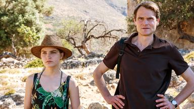 Kreta als Ziel des Vater-Tochter-Urlaubs: Volker (Fabian Hinrichs) und Daphne (Clara Vogt) wollen sich besser kennenlernen.