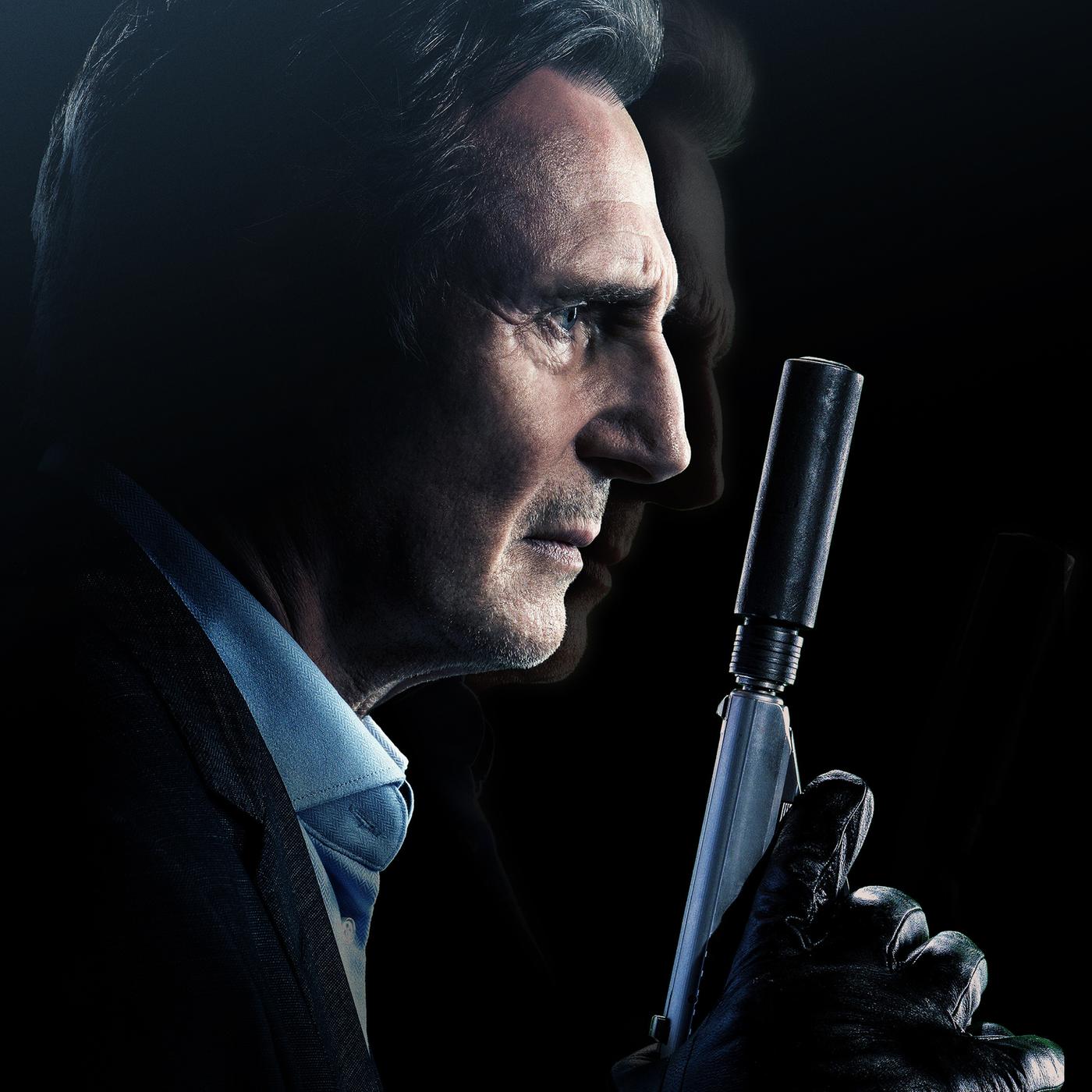 Liam Neeson hält eine Waffe mit Schalldämpfer in der behandschuhten Hand.