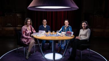 Eva Menasse, Ijoma Mangold, Thea Dorn und Juli Zeh sitzen am Tisch und schauen in die Kamera.